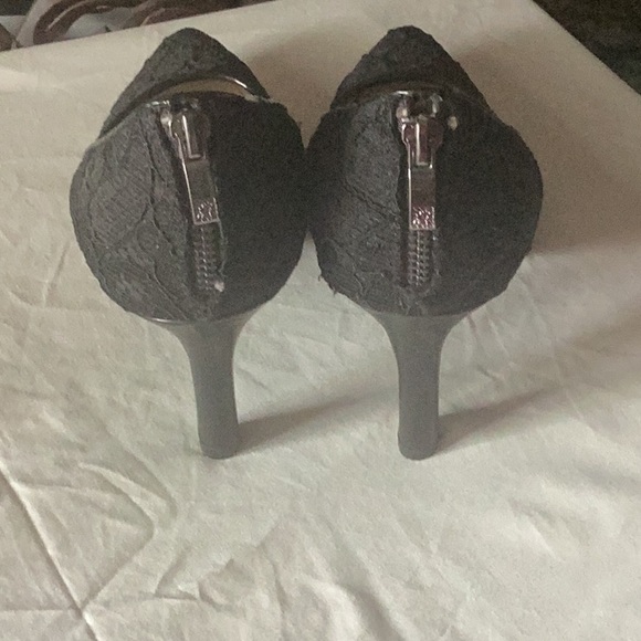 Classic Black zipper back Lace pump by Anne Kline.  Perfect for office - Picture 3 of 6